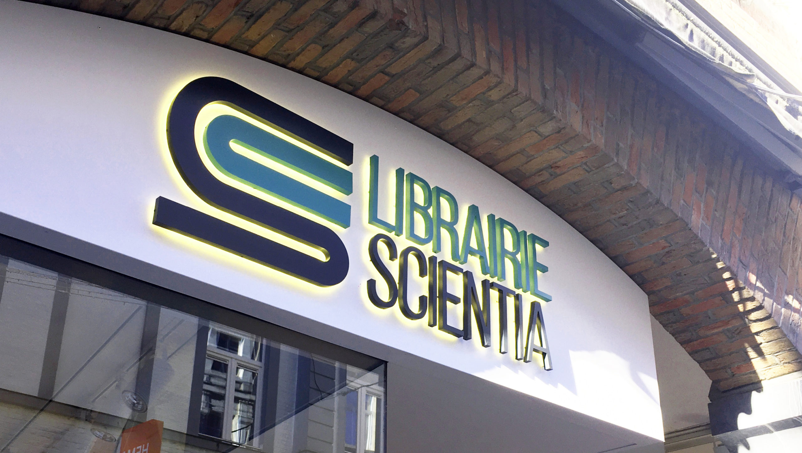 Enseigne lumineuse sur mesures (Librairie Scientia Mons)