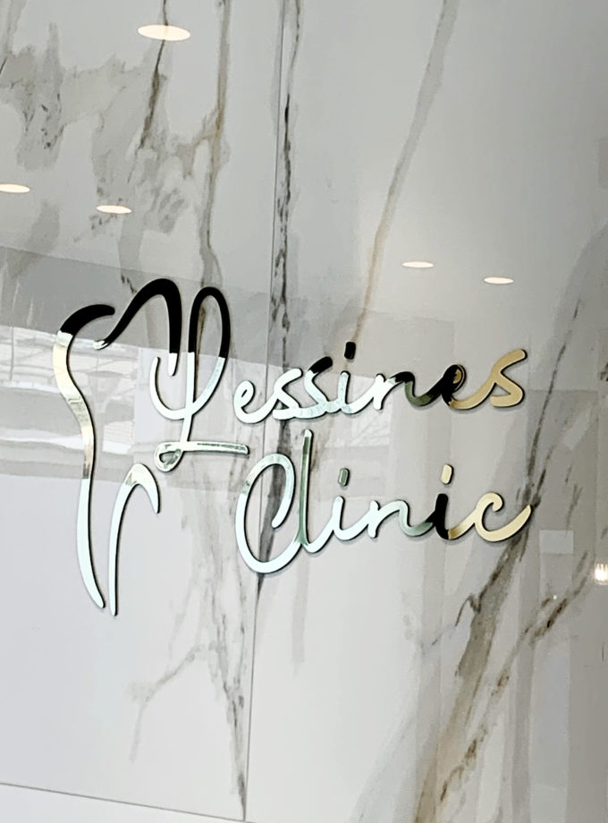 Enseigne murale pour desk