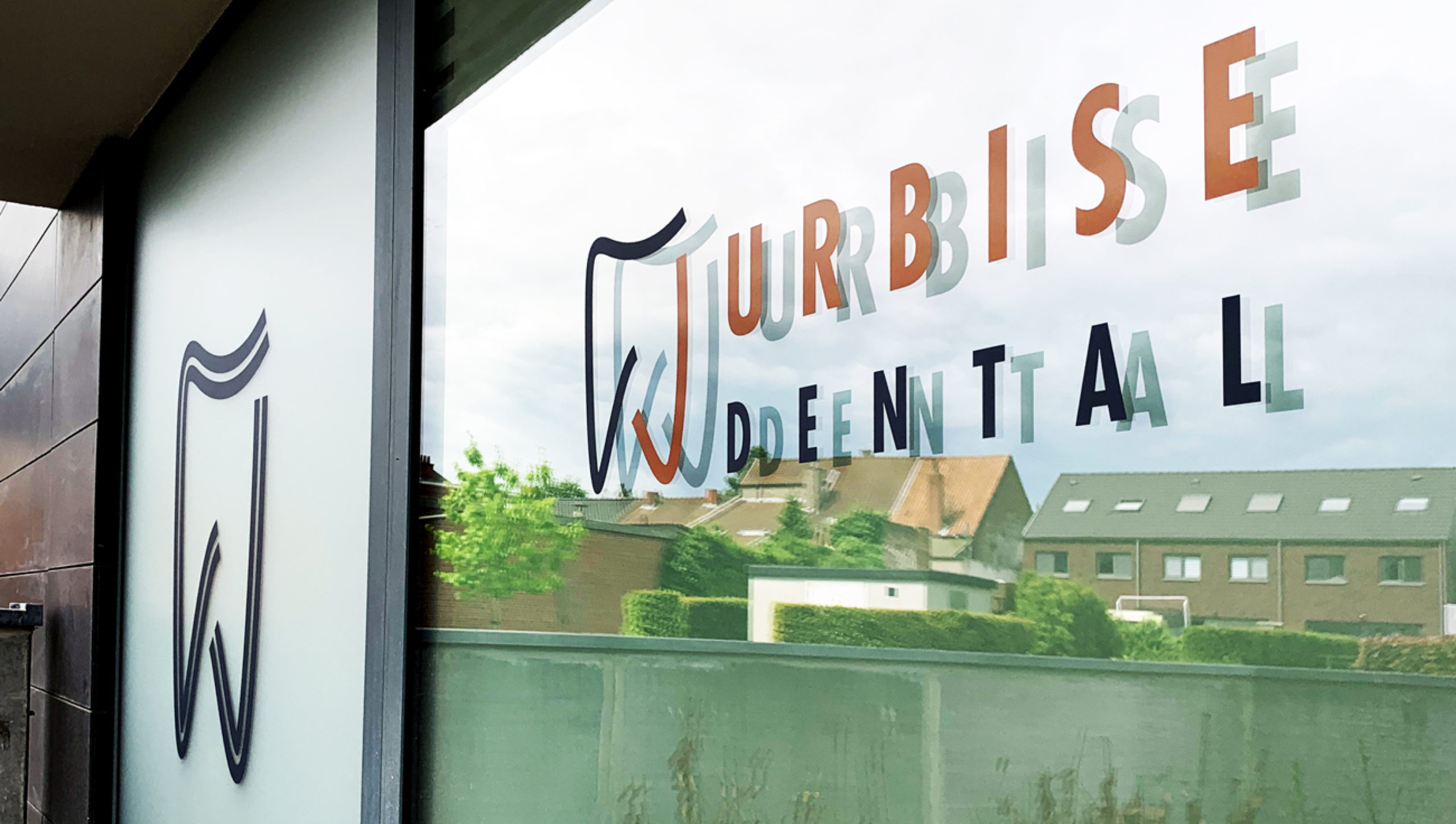 Création de logo, sablé brise vue + lettrage vitrine