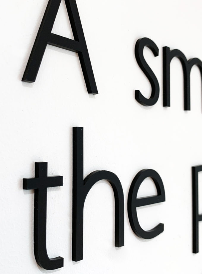 Découpe laser de lettres épaisses et collage sur mur