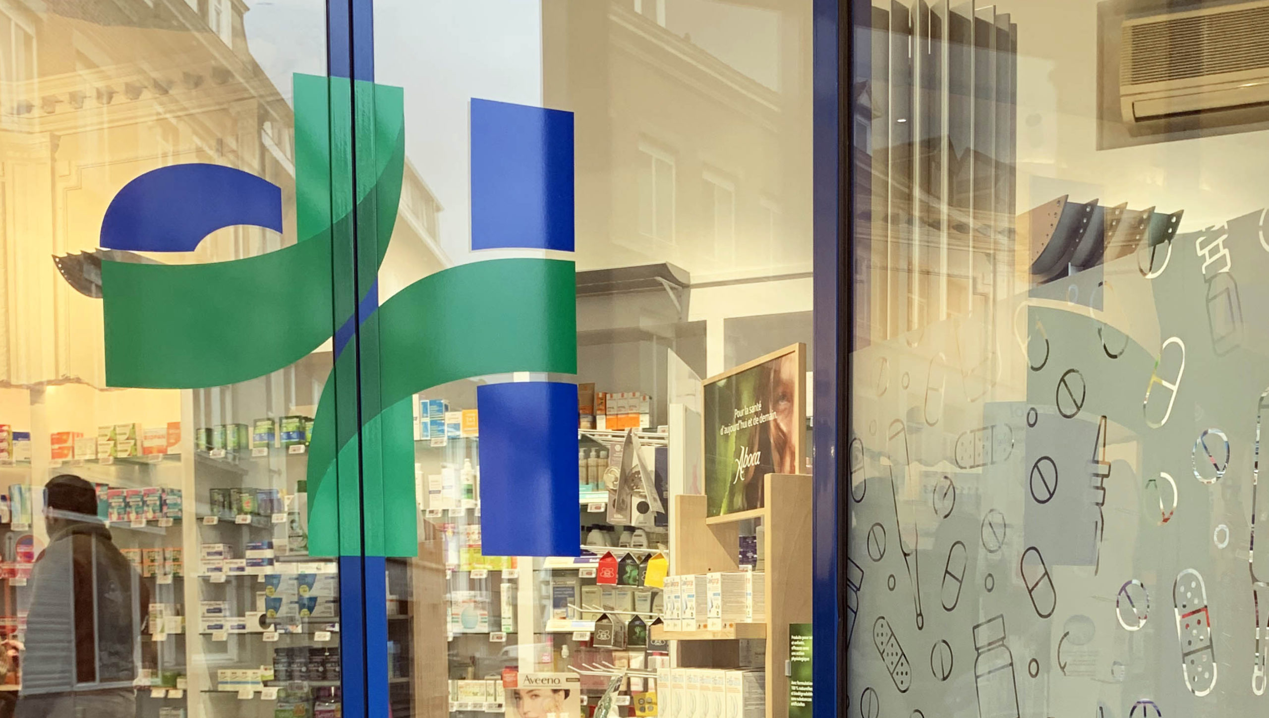 Création de logo, lettrage vitrine et découpe sur sablé  (pharmacie Delpature-Hansart Mons)